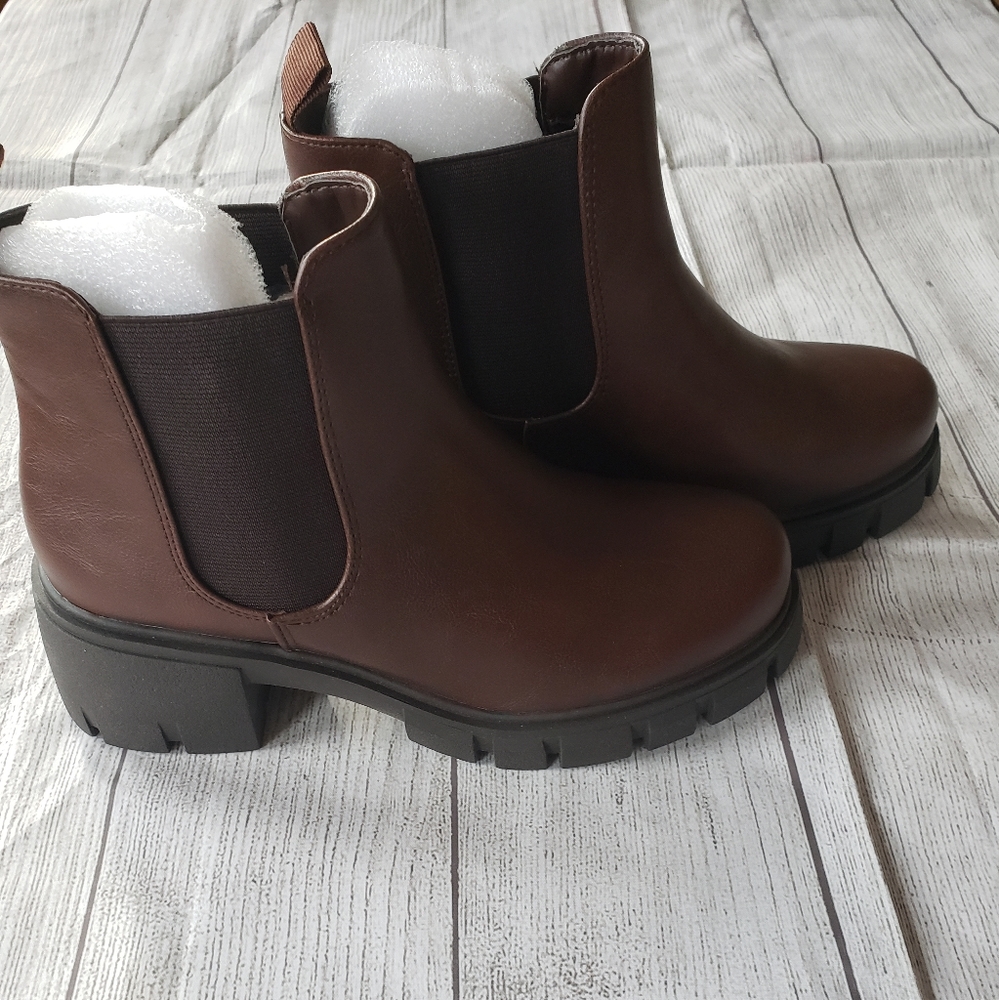 Brand new SODA lug sole Chelsea Ankle boot Chocolate brown Mid size 8.5 and 8